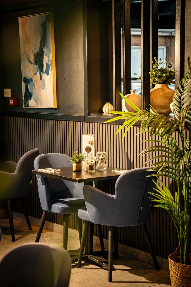 Table seating inside the Pradas dining room